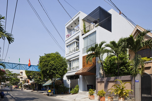 Với thiết kế hiện đại, biệt thự ở TP HCM vừa là không gian kinh doanh vừa là nơi ở của gia chủ.