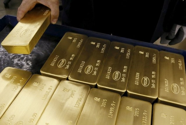 Những thỏi vàng 99,99% được sản xuất tại nhà máy của Nga trong năm 2015.