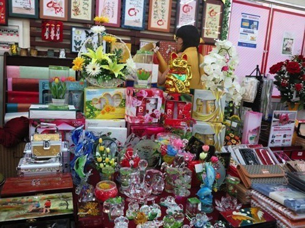 Đồ lưu niệm: Những món quà lưu niệm 20/11 nhỏ xinh như: Cốc, ly uống nước, bút, sổ… cũng là những món đồ gần gũi với công việc hàng ngày của thầy cô. Những món đồ này luôn sẵn có ở các cửa hàng bán đồ lưu niệm với nhiều mẫu mã bắt mắt, hợp túi tiền.