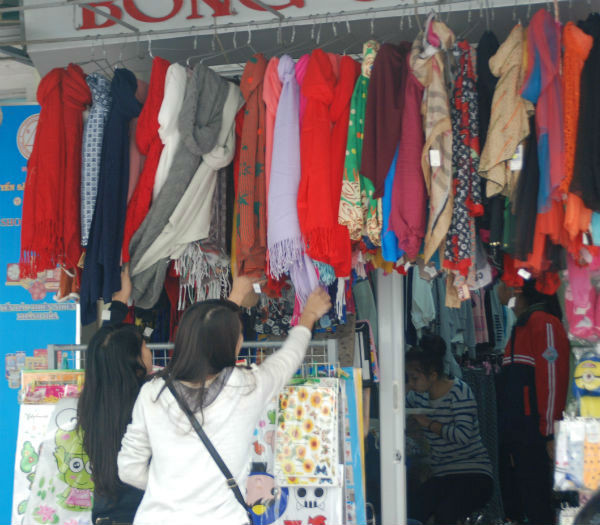 Khăn choàng/cà vạt: Đây là thời điểm đầu đông se lạnh nên những chiếc khăn choàng, khăn len được nhiều người sử dụng và các thầy cô cũng không ngoại lệ. Có rất nhiều mẫu mã khăn len, khăn choàng với họa tiết, kiểu dáng độc đáo bắt mắt và người tặng nên để ý cách ăn mặc của thầy cô để lựa chọn màu sắc, kiểu dáng phù hợp nhất.