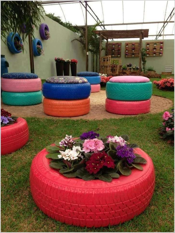 Lốp xe cũ cũng có thể được chế lại thành chậu trồng cây xinh xắn.