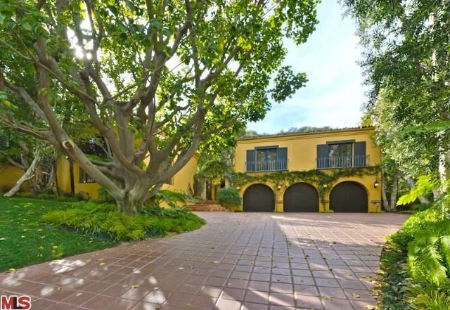 Biệt thự của Charlie Sheen rộng gần 3.400m2, bao gồm nhiều dãy nhà kết nối với nhau và sân vườn vô cùng rộng rãi.