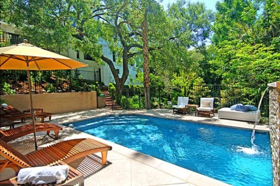 Có diện tích xây dựng hơn 400m2, ngôi biệt thự có 4 phòng ngủ và 4 phòng tắm lớn. Ngoài ra, trong vườn của biệt thự còn có một hồ bơi với phong cảnh nhiệt đới tuyệt đẹp xung quanh.