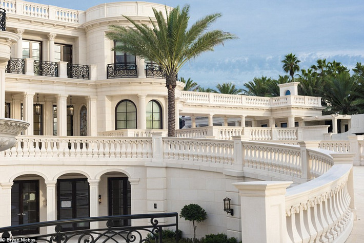 Tọa lạc tại Bãi biển Hillsboro, Florida, biệt thự Le Palais Royal được thiết kế và xây dựng theo mô hình cung điện Versailles lộng lẫy của Pháp với hành lang và cầu thang được làm bằng thép, đá và dát vàng lá.