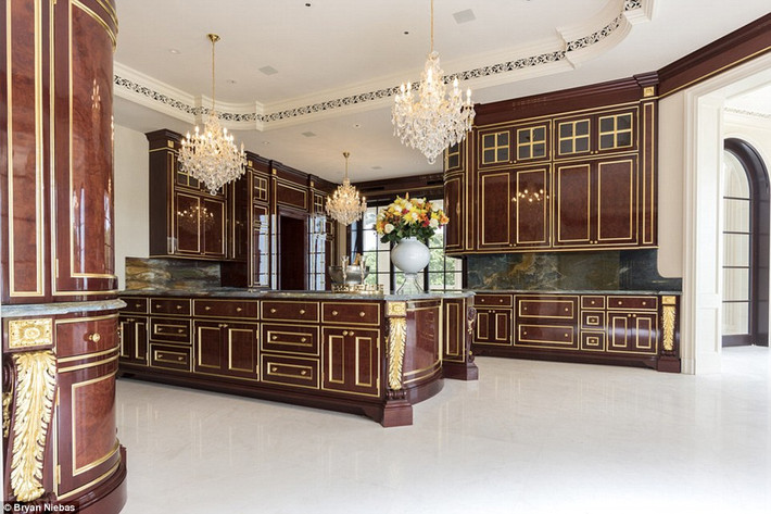 Phòng bếp được trang bị tủ bếp làm bằng gỗ gụ vững chắc và dát vàng 22 carat. Nội thất ở đây là những sản phẩm từ thương hiệu nổi tiếng La Cornue Grand Palais.