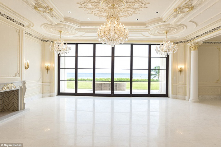 Trần nhà được thiết kế tinh xảo kèm những chùm đèn lớn.