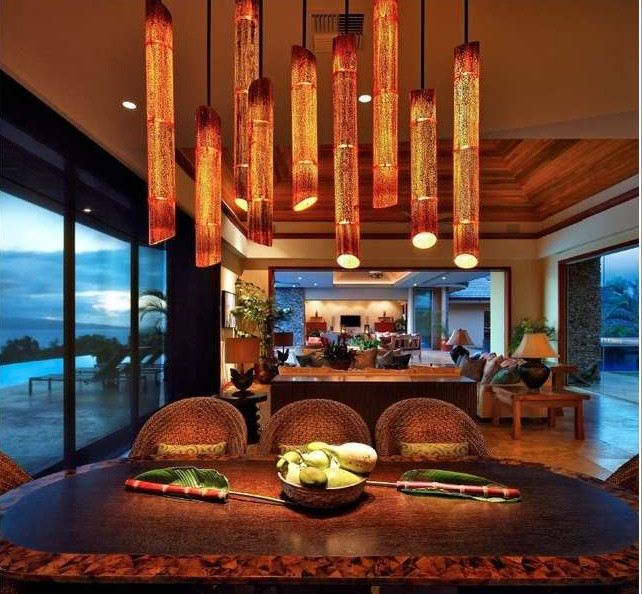 Chiếc đèn chùm bằng tre ấn tượng.