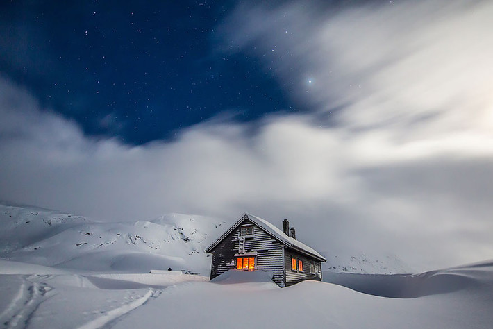 Ngôi nhà nhỏ hiu hắt ánh sáng dưới chân dãy núi Bergsdalen, Na Uy.