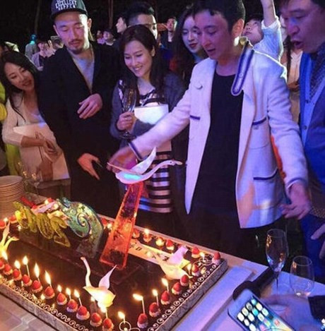 Trong lần sinh nhật lần thứ 27 vào hồi đầu năm nay, Vương Tư Thông đã mạnh tay chi tiền bao trọn cả một khu resort 5 sao tại bãi biển Tam Á, Trung Quốc để tổ chức sinh nhật và mời nhóm nhạc nổi tiếng xứ Hàn T-ara đến biểu diễn.
