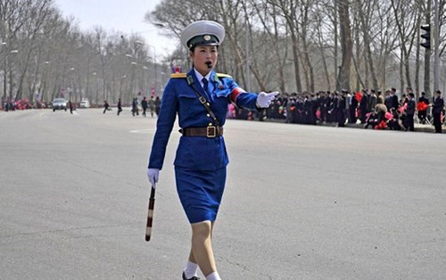 Do điện nguồn điện thiếu thốn nên nhà chức trách địa phương ở Triều Tiên không bật đèn đường vào buổi tối. Thay vào đó, các cảnh sát giao thông sẽ là người phân luồng.