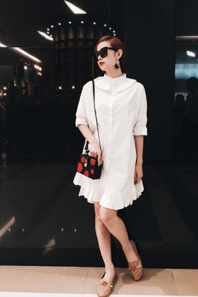 Người đẹp dạo phố cùng túi Dolce & Gabbana dáng hộp giá hơn 80 triệu đồng.