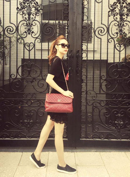 Người đẹp Minh Hằng rất yêu thích những chiếc túi kiểu dáng thanh lịch từa thương hiệu Chanel. Bộ sưu tập túi xách của cô gồm chiếc túi Chanel 2.55 gam màu đỏ có giá khoảng 100 triệu đồng.