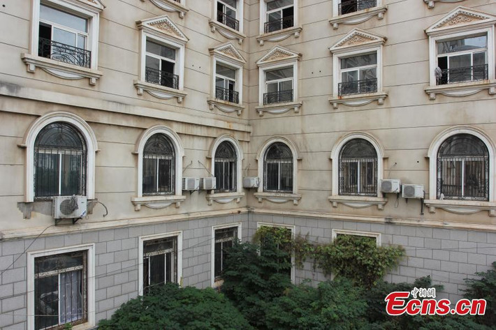 Công trình này vốn được xây làm khách sạn nhưng việc thi công đã bị chững lại do thiếu kinh phí.