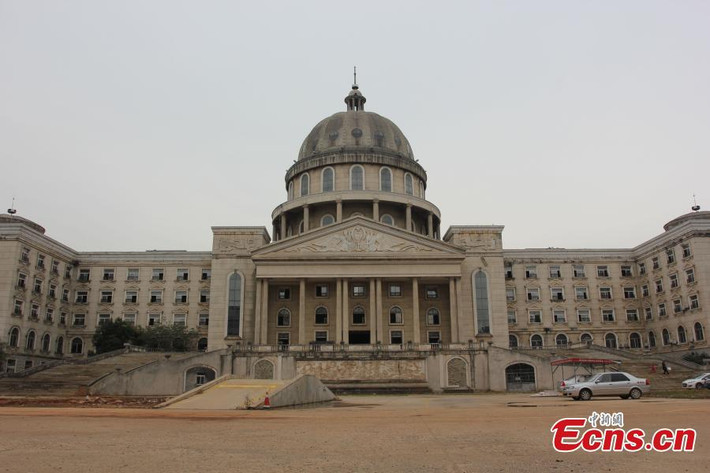 Các bức ảnh được chụp vào ngày 31/10/2015 cho thấy một tòa nhà bỏ hoang giống hệt Nhà Trắng ở Vũ Hán, tỉnh Hồ Bắc.
