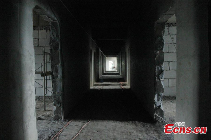 Hiện tòa nhà "nhái” Nhà Trắng này là một công trình dang dở bị bỏ hoang.
