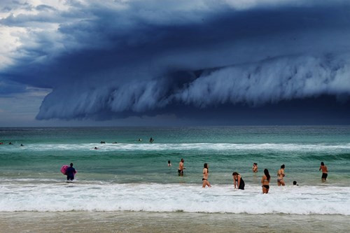 Đám mây như nuốt chửng bãi biển Bondi.
