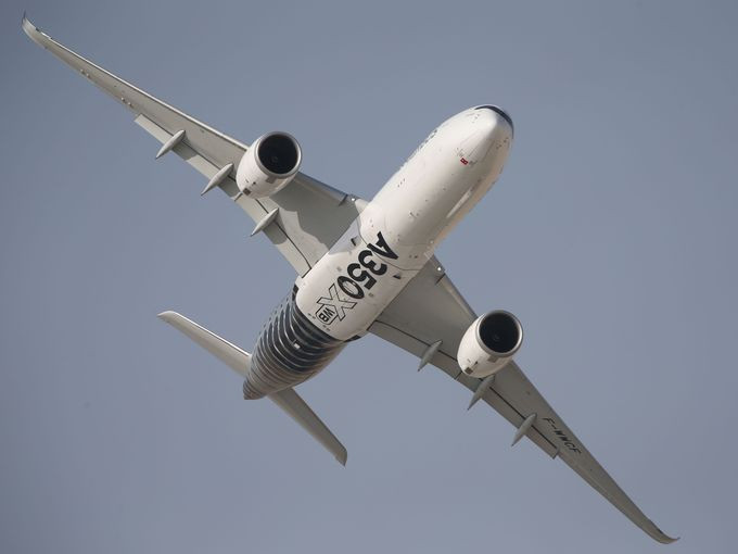Chiếc Airbus A350 XWB có màn trình diễn bay lượn trên bầu trời Dubai.