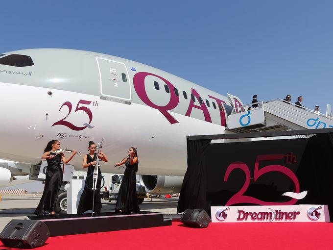Các nghệ sĩ biểu diễn ca nhạc ngay cạnh chiếc Boeing 787 Dreamliner thứ 25 trong phi đội bay của hãng Qatar Airways đang trưng bày tại triển lãm Dubai Airshow năm nay.