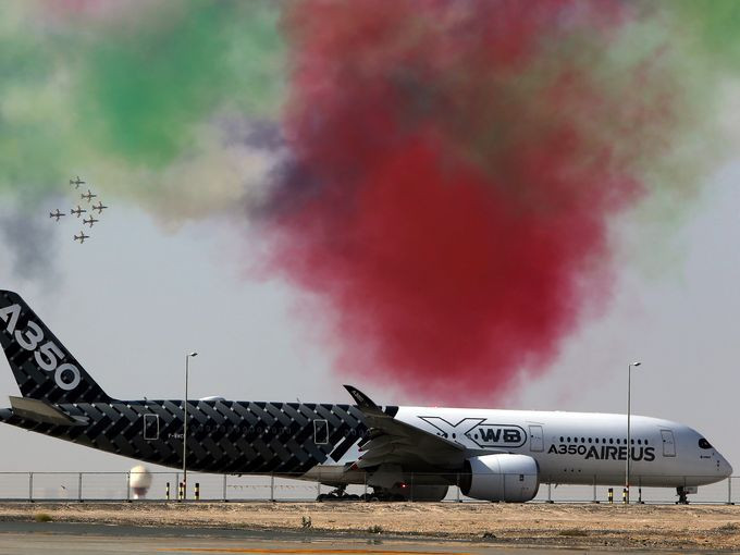 Chiếc máy bay Airbus A350 ấn tượng với màu sơn đen trắng xuất hiện tại Dubai Airshow.