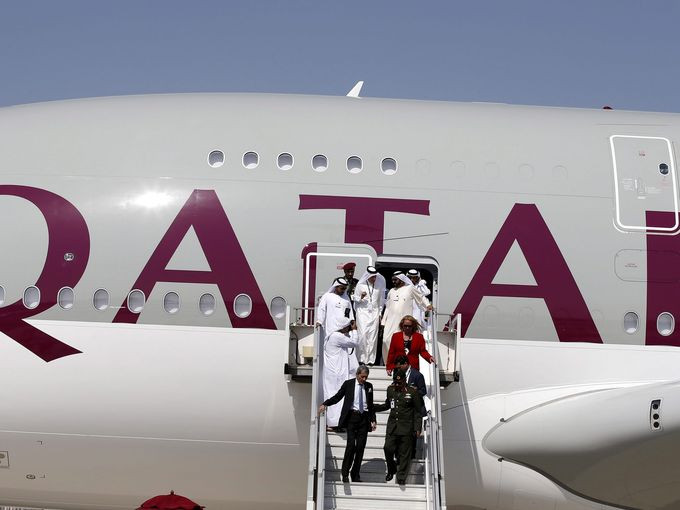 Các quan chức Dubai tham quan và kiểm tra chiếc máy bay chở khách Airbus A380 của hãng hàng không Qatar Airways tại Dubai Airshow 2015.