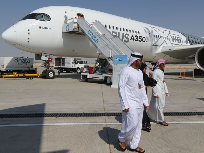 Có khoảng 160 máy bay thương mại của Boeing và Airbus được trưng bày tại Triển lãm hàng không Dubai. Bên cạnh đó là hàng chục chiếc máy bay chiến đấu và máy bay trực thăng tấn công mới nhất, cùng các máy bay quân sự không người lái. Ảnh: chiếc Airbus A350 xuất hiện tại Dubai Airshow 2015.