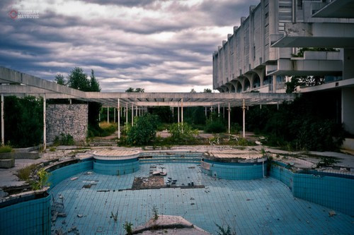 Khách sạn bỏ hoang Haludovo Palace (Croatia): Haludovo Palace được khai trương vào năm 1972 với chi phí khoảng 45 triệu USD. Tuy nhiên, sau 1 năm, khu phức hợp rộng lớn này đã phải tuyên bố phá sản. Hiện giờ, tất cả những tàn tích của dự án khổng lồ này vẫn còn và thu hút các nhà thám hiểm cũng như những người ở đô thị đến để khám phá.