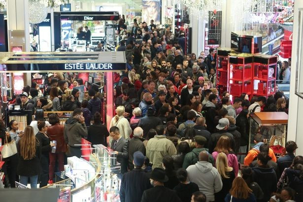 Phía bên trong siêu thị Macy's đông nghẹt khoảng 2 tiếng trước khi thời điểm giảm giá của ngày Black Friday bắt đầu.