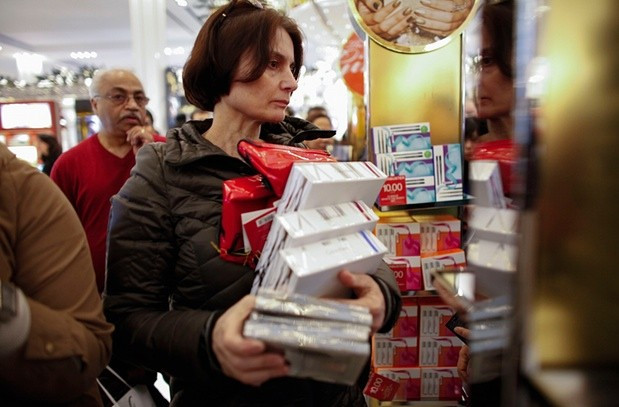 Những khách hàng đầu tiên có trong tay những mặt hàng giảm giá của ngày Black Friday.