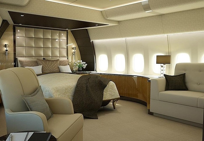 Bên trong Boeing 747-8 VIP có bàn ăn 14 chỗ, phòng khách, phòng họp, phòng ngủ sang trọng.