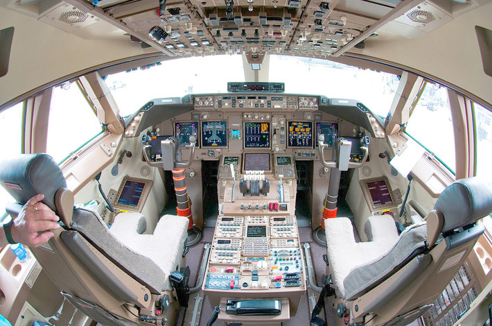 Trong khi máy bay 747-8 thông thường chở hàng trăm hành khách thì với 747-8 VIP được thiết kế để chuyên chở vài chục người.