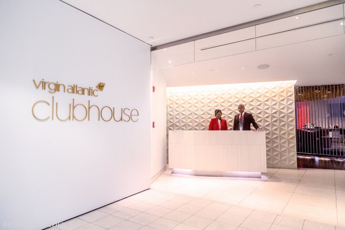Phòng chờ xa hoa dành riêng cho hành khách hạng nhất của hãng hàng không Virgin Atlantic tại sân bay JFK New York (Mỹ) là một trải nghiệm sang trọng bởi bạn sẽ được phục vụ bởi đội ngũ nhân viên thân thiện và chu đáo.