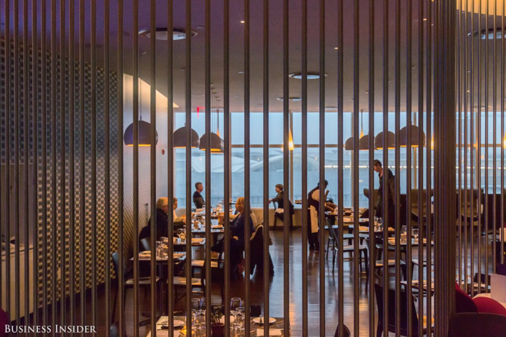 Nhà hàng sang trong bên trong phòng chờ VIP của hãng Virgin Atlantic.