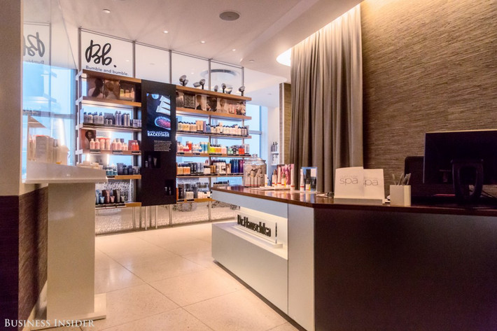 Nếu cảm thấy mệt mỏi, hành khách có thể đi tới khu spa nằm ngay trong phòng chờ VIP này.