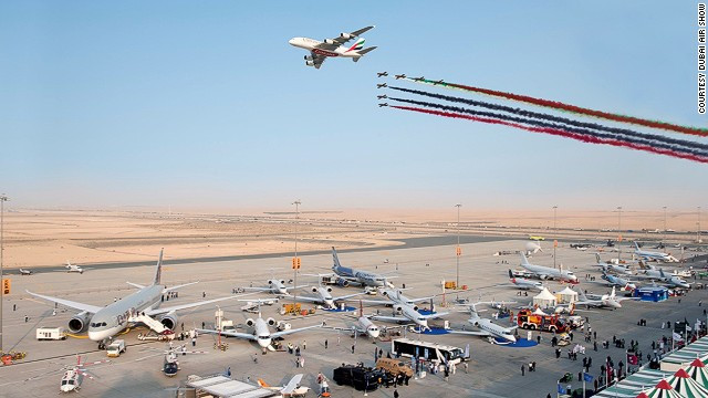 Có khoảng 160 máy bay dân dụng của Boeing và Airbus được trưng bày tại Triển lãm hàng không Dubai năm nay. Bên cạnh đó là hàng chục chiếc máy bay chiến đấu và máy bay trực thăng tấn công mới nhất, cùng các máy bay quân sự không người lái.