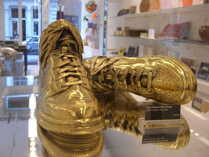 Gold Nike Dunks – 6.000 USD (khoảng hơn 136 triệu đồng): Đôi giày và được đúc từ vàng 24 carat với kích cỡ tương đương sản phẩm thật có giá hơn 6000 USD. Theo Luxury Launches, đôi giày tên Indulgences No.5 hay còn gọi là Nike High Dunk dài 28 cm, rộng 13 cm và cao 18 cm. Nike High Dunk được làm thủ công từ vàng 24 carat nguyên chất và chỉ có 5 đôi trên toàn thế giới.