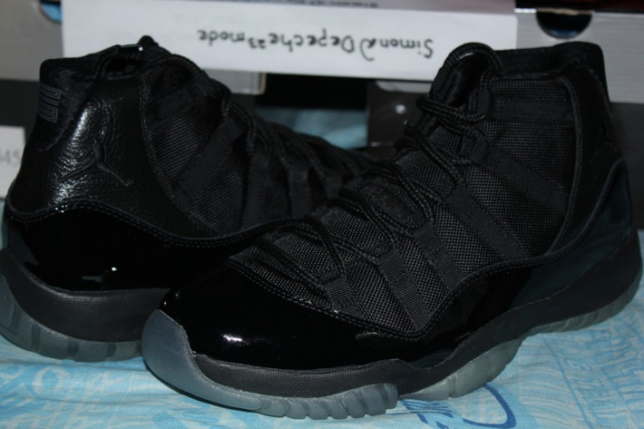 Air Jordan XI Blackout – 11.267 USD: Đôi giày có màu đen hoàn toàn này được sản xuất vào năm 2012. Dường như bất cứ đôi giày nào gắn với cái tên của huyền thoại bóng rổ Jordan đều khiến giới hâm mộ sneaker mê mệt. Vào tháng 2/2012, có người đã thông tin rằng anh ta mua một đôi giày Blackout với giá 11.000 USD.