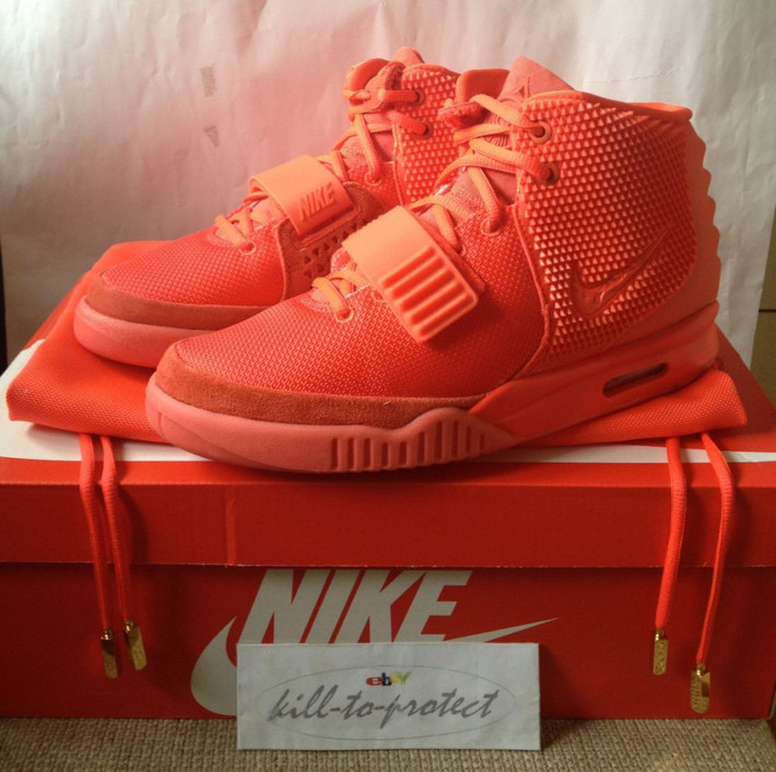 Air Yeezy II Red October - 6.000 đến 12.000 USD: Đôi giày là sự hợp tác thiết kế giữa rapper nổi tiếng Kanye West và hãng Nike vào tháng 11 năm ngoái. Chúng được sản xuất với màu đỏ hoàn toàn, được bán hết trong vòng 10 phút sau khi lên kệ. Hầu hết được bán hết trên trang bán hàng eBay với giá từ 6.000 – 12.000 USD. Số tiền nhà sản xuất thu được khi bán những đôi giày này lên tới 16 triệu USD.