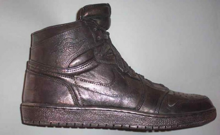 Silver Air Jordan 1 – 60.000 USD: Đôi giày đắt đỏ từng thuộc về Michael Jordan được rao bán trên mạng đấu giá eBay với giá 60.000 USD. Người bán cho hay, đôi giày là món quà sinh nhật của Michael Jordan tặng cách đây vài năm. Ngôi sao bóng rổ này từng là đại sứ thương hiệu cho dòng sản phẩm giày nike Jordan.