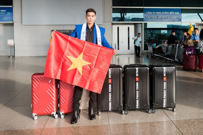 Trong lần "mang chuông đi đánh xứ người" này, nam vương Phùng Phước Thịnh mang tổng cộng 5 vali, bao gồm 3 vali quần áo, 2 vali vật dụng cá nhân. Trong số này, nặng nhất là trang phục dân tộc hơn 20kg do NTK Lê Minh Nhật thực hiện.