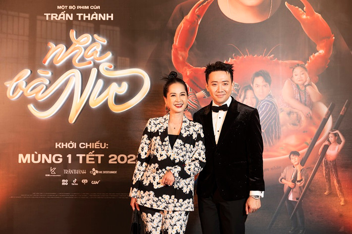 Trấn Thành chụp ảnh cùng NSND Lan Hương.