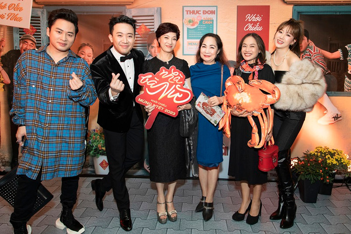 Nghệ sĩ Tú Oanh cũng đến chúc mừng ê-kíp.