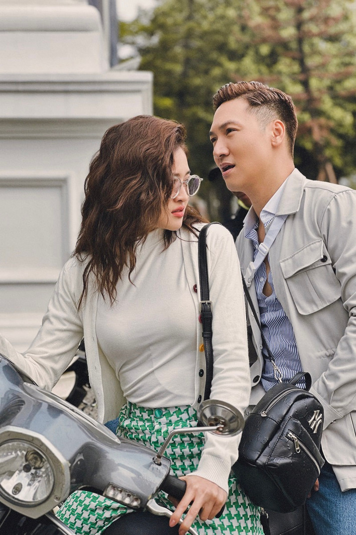 Trong trailer ra mắt trước ngày phim lên sóng, "Đừng nói khi yêu" hé lộ không ít cảnh “đấu khẩu” vui nhộn và các khoảnh khắc lãng mạn của hai nhân vật chính. Ấn tượng nhất là một nụ hôn ngọt ngào. Nhắc đến cảnh phim này, Thùy Anh bảo được trao môi hôn với một người đàn ông cao to, đẹp trai trong khung cảnh lung linh là niềm hân hạnh của mọi phụ nữ. Nhưng ở vị trí một diễn viên, cô nàng chỉ thấy hân hoan trong một, hai lượt quay đầu. Bởi hôn đi hôn lại trong hai, ba tiếng giữa trời rét căm căm, bên bờ sông Hồng lộng gió làm cả cô và Mạnh Trường hết vui, chỉ thấy mệt.