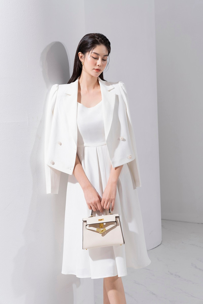 Nữ người mẫu đầy khí chất với set vest thanh lịch mang hơi hướng công sở.