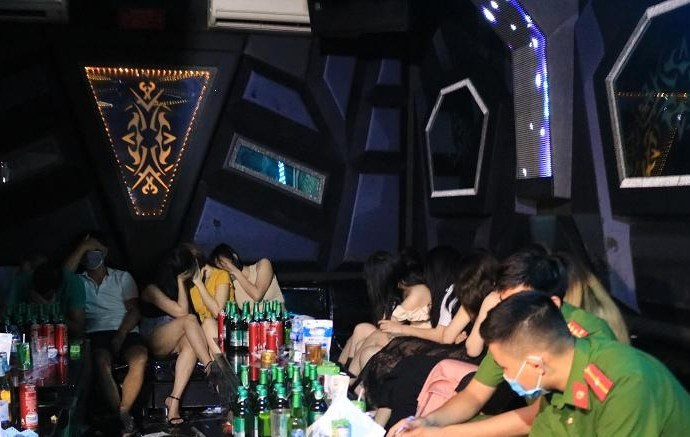 Bị tạm giữ vì chuẩn bị ma túy để tổ chức sinh nhật trong quán karaoke: Khoảng 14h30 chiều 21/7, lực lượng công an Hải Phòng kiểm tra karaoke Phố Núi, thị trấn Minh Đức, huyện Thủy Nguyên phát hiện 44 đối tượng đang “bay lắc”, thu giữ nhiều viên nén nghi ma túy. 36 đối tượng sau đó có kết quả dương tính ma túy. Điều tra cho thấy, Nguyễn Xuân Hợp cùng các đối tượng Tuấn, Chiến, Nam cùng trú tại thị trấn Minh Đức, chuẩn bị ma túy để tổ chức sinh nhật cho Hợp tại quán karaoke Phố Núi. Hợp, Chiến, Tuấn, Nam bị tạm giữ về hành vi Tổ chức sử dụng trái phép chất ma túy.