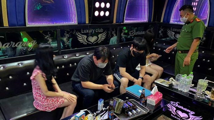 Bất chấp lệnh cấm, quán karaoke ở Hải Phòng điều nữ tiếp viên phục vụ khách ngoại: Mới đây, Công an quận Ngô Quyền đã đề xuất UBND quận này phạt hành chính chủ quán karaoke Ori, địa chỉ 119 phố Văn Cao vì bất chấp lệnh cấm, điều nữ tiếp viên phục vụ 5 khách nước ngoài.Đêm 27/7, lực lượng chức năng kiểm tra đột xuất quán karaoke Ori, số 119 Văn Cao, thuộc phường Đằng Giang phát hiện 5 khách nam là người nước ngoài và 3 nữ nhân viên đang hát.