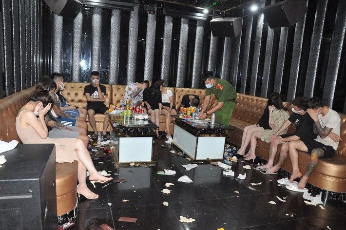 Mang ma túy bay lắc ở Karaoke BadBoy, 9 đối tượng bị đề nghị khởi tố: Mới đây, Phòng CSHS Công an tỉnh Hải Dương đã khởi tố vụ án mua bán, tàng trữ trái phép chất ma túy, hoàn thiện hồ sơ để khởi tố bị can đối với 9 đối tượng về các tội tàng trữ ma túy, mua bán trái phép chất ma túy. 1h30 sáng 25/7, kiểm tra quán Karaoke Bad boy (huyện Bình Giang), cảnh sát phát hiện 48 trường hợp có biểu hiện sử dụng trái phép chất ma túy, 43/48 dương tính với ma túy.
