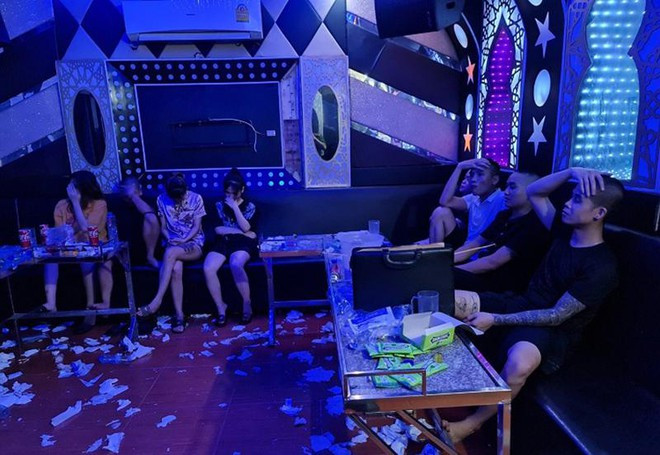 Chủ quán karaoke “mời” khách hát, sử dụng ma tuý: Rạng sáng 29/7, Công an huyện Yên Lạc, Vĩnh Phúc kiểm tra Karaoke M&M thuộc xã Tam Hồng phát hiện có 9 nam, nữ thanh niên đang mở nhạc “bay lắc”, có biểu hiện sử dụng trái phép chất ma túy. Đáng chú ý, các đối tượng khai nhận được Hoàng Duy Luân, chủ quán M&M rủ cùng vào phòng hát và sử dụng ma túy. Qua xét nghiệm nhanh, 8/9 đối tượng dương tính với chất ma túy.