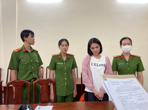 Kết thúc điều tra, ngày 6/1/2024, Cơ quan Cảnh sát điều tra (Phòng PC01) đã ban hành Kết luận điều tra vụ án, đề nghị truy tố Trần Thị Ngọc Trinh về tội "Gây rối trật tự công cộng" theo Điều 318 Bộ luật Hình sự và Trần Xuân Đông về tội "Gây rối trật tự công cộng" theo Điều 318 Bộ luật Hình sự và "Sử dụng tài liệu giả của cơ quan tổ chức" theo Điều 341 Bộ luật Hình sự.