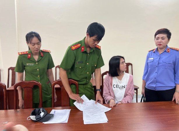 Đáng chú ý, các lần biểu diễn xe mô tô nêu trên, Trần Thị Ngọc Trinh đều cho quay phim lại để biên tập và tự đăng các clip này lên nhiều tài khoản cá nhân trên các nền tảng mạng xã hội, gây tác động tiêu cực, ảnh hưởng xấu đến an ninh trật tự trên không gian mạng.