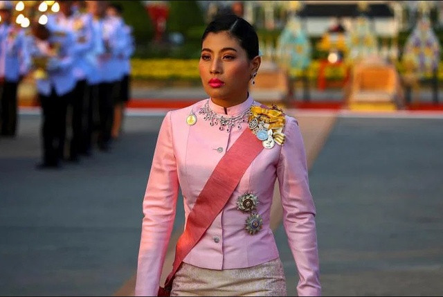 Tin tức này khiến Công chúa Thái Lan Sirivannavari trở thành tâm điểm chú ý. Sirivannavari Nariratana Rajakanya sinh năm 1987, là con gái duy nhất của Vua Vajiralongkorn với người vợ thứ hai là bà Sujarinee Vivacharawongse.